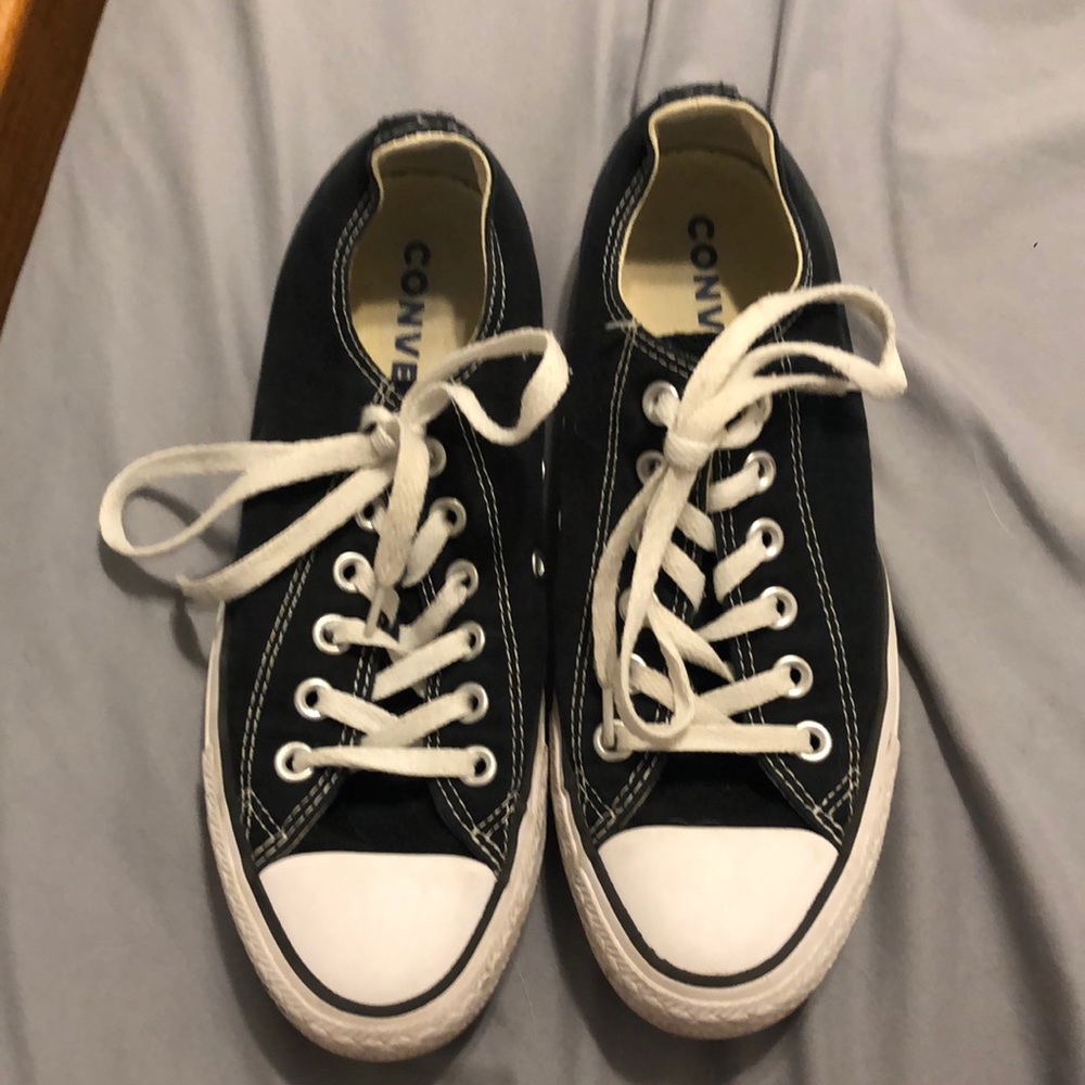 Adorable black and white converse sneakers!